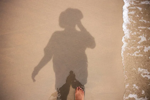 Φωτογράφος Λήψη Αυτο Πορτρέτο Από Σκιά Αντανάκλαση Στην Άμμο Παραλία — Φωτογραφία Αρχείου