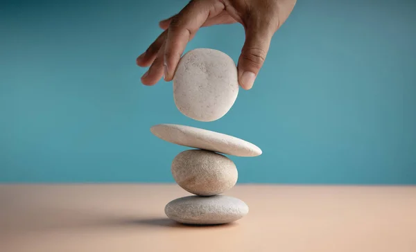 Concetto Life Balance Impostazione Mano Bianco Naturale Zen Stone Stack — Foto Stock