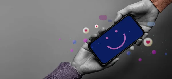 Koncepcja Doświadczenia Klienta Szczęśliwy Klient Daje Uśmiechniętą Emoticon Pośrednictwem Telefonu — Zdjęcie stockowe