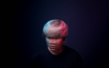 Kavramsal Hareket Deli Kişinin Bulanık Fotoğrafı. Bipolar bozukluk. Akıl Sağlığı ve Psikoloji Konsepti. Farklı Duygular