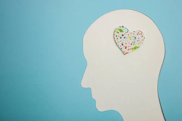 世界心脏和心理健康日 纸切得像人头 大脑里有一颗五彩缤纷的心 创造力和积极思维概念 神经刺激 — 图库照片