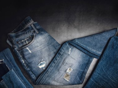 Pantolon pantolonu çimento zemininde yatıyordu. Moda, Cinsiyetler İçin Kıyafetler, Çeşitlilik İçin Klasik Giyinme. Üst Görünüm, Koyu Ton