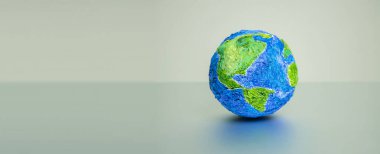 Dünya, Küresel, Dünya Günü Kavramı. El yapımı Globe, açık gri duvara karşı. Temiz ve minimum bileşim. Metin için Geniş Alan