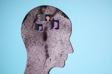 Akıl Sağlığı Bozukluğu Konsepti. Zayıf, Depresyondaki kişi. Olumsuz ruh hali ve his. Kağıt Kesiği Katmanları İnsan Başı İçindeki Depresyon Duygusallığını Sunar