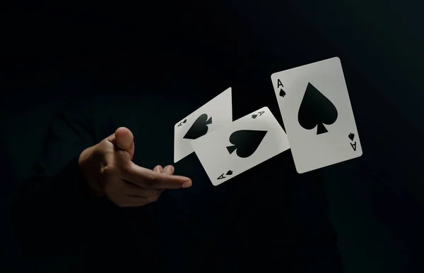 Игральная Карта Эйс Спэйд Игрок Фокусник Flick Левитация Карты Покер — стоковое фото