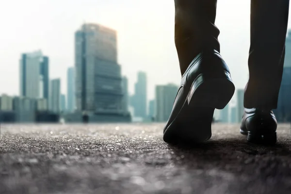 成功した概念へのステップ前進 ビジネスとキャリアの課題 都市部への道を歩くビジネスマンの低セクション — ストック写真