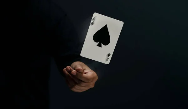 Ace Spade Jugando Las Cartas Jugador Mago Flick Levitating Poker — Foto de Stock