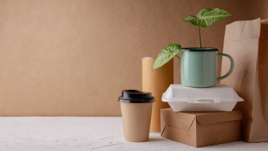 Sıfır Atık Ürünleri. Yiyecek ve içecek ambalajı seti. Kahve fincanı, kağıt poşet ve teslimat kutusu dahil. Plastiği Azalt. Çevre, Ekoloji Bakımı, Yenilenebilir Kavram