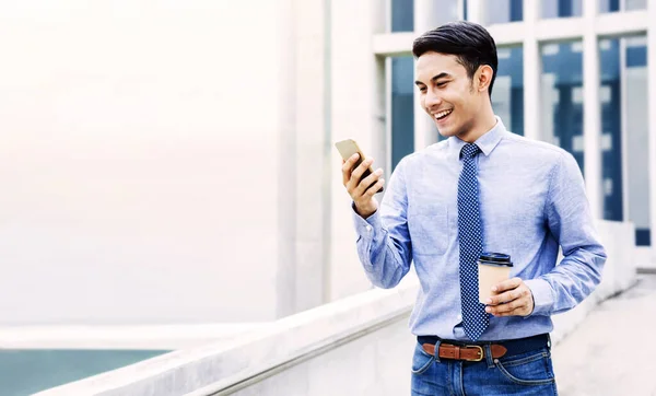 Sorridente Giovane Imprenditore Asiatico Utilizzando Telefono Cellulare Città Stile Vita — Foto Stock