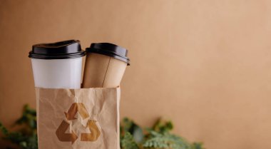 Sıfır Atık Ürünleri. Geri Dönüşüm Kahve Fincanı ve Çanta seti. Plastik Paketi Azalt. Çevre, Ekoloji Bakımı, Yenilenebilir Kavram