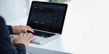 Kripto Para Yatırım Konsepti. Çevrimiçi Takas Platformu üzerinden Bitcoin Almak ve Satmak için Ev 'de Bilgisayar Bilgisayarı Kullananlar. Blockchain, Fintech Teknoloji. Mali Yatırımın İnovasyonu