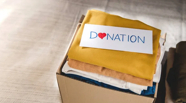 Concepto Donación Ropa Caja Tela Con Etiqueta Donate Preparación Ropa — Foto de Stock