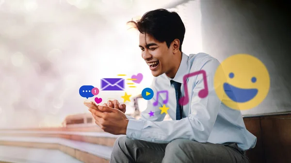 Sorrindo Jovem Empresário Asiático Usando Celular Cidade Aproveitando Aplicativo Mídia — Fotografia de Stock