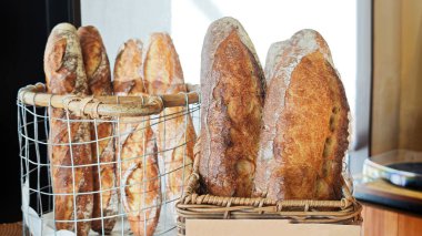 Taze pişmiş Fransız ekmeği geleneksel fırını ve basit konforlu yiyecek sanatını temsil eden dokuyu ve altın kabuğu gösteriyor.