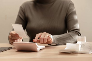 Faturaları ve giderleri hesaplamak için hesap makinesini kullanmak, ev bütçesini, gider denetimini, mali sorumluluğunu ve kişisel para yönetimini temsil etmek