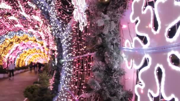 Sluiten Van Lichtgevende Heldere Sneeuwvlokkengekleurde Gloeilampen Lichttunnel Kerst Straatdecoraties Nieuwjaar — Stockvideo