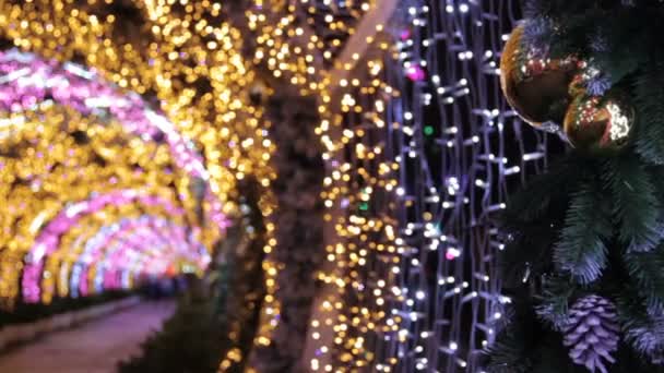 Kerstdecor Gouden Glanzende Ballen Dennenboom Branch Knipperende Slinger Lichten Wazige — Stockvideo