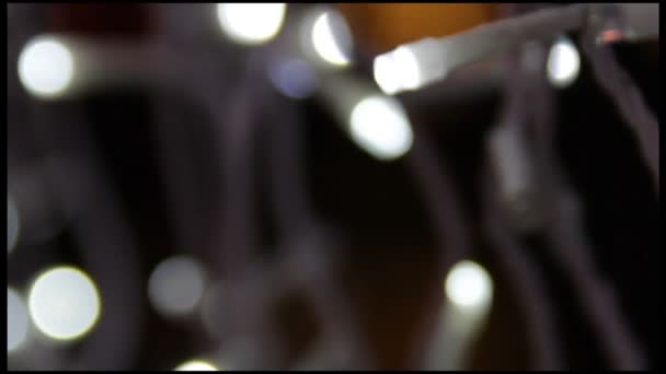 用Led灯泡装饰街道 紧贴手持录像 新年快乐 圣诞快乐 有模糊闪光的花环灯的小巷 抽象模糊的背景 — 图库视频影像