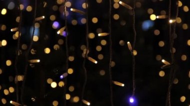 Tüneldeki renkli ampulleri kapatın. Noel sokak süslemeleri, şehirde yeni yıl hazırlıkları. Soyut bulanık arkaplan.