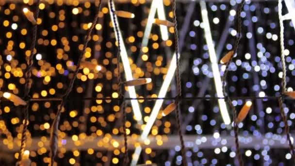 Sluiten Van Gekleurde Gloeilampen Lichttunnel Kerst Straatdecoraties Nieuwjaar Voorbereiding Stad — Stockvideo