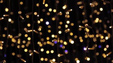 Tüneldeki renkli ampulleri kapatın. Noel sokak süslemeleri, şehirde yeni yıl hazırlıkları. Soyut bulanık arkaplan.