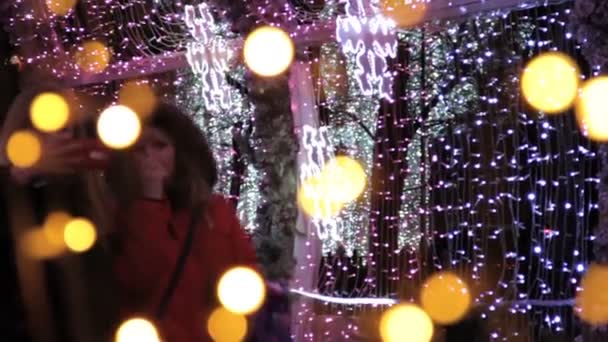 Moscow Rússia Dezembro 2019 Pessoas Iluminado Com Luzes Coloridas Túnel — Vídeo de Stock