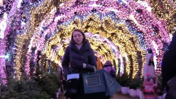Москва Россия Декабря 2019 Года Люди Освещении Цветными Огнями Туннеля — стоковое видео