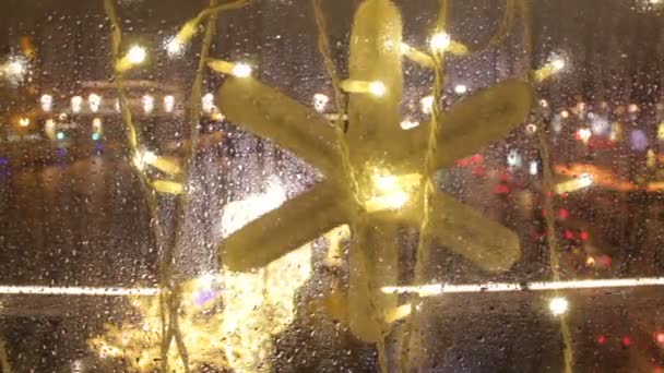 Sluiten Lichtgevende Heldere Sneeuwvlokken Geel Gekleurde Gloeilampen Van Slinger Kerst — Stockvideo