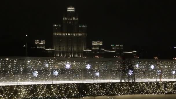 Heldere Sneeuwvlokken Geel Gekleurde Gloeilampen Van Slinger Kerst Straatdecoraties Nieuwjaar — Stockvideo