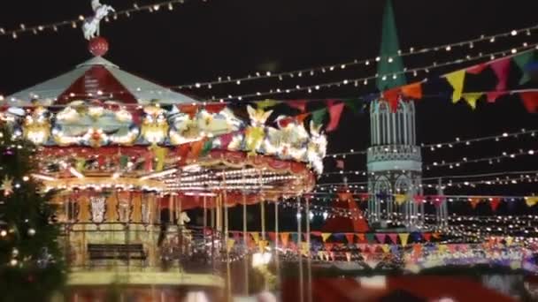 Großes Karussell Auf Dem Roten Platz Weihnachtsmarkt Der Stadt Menschen — Stockvideo