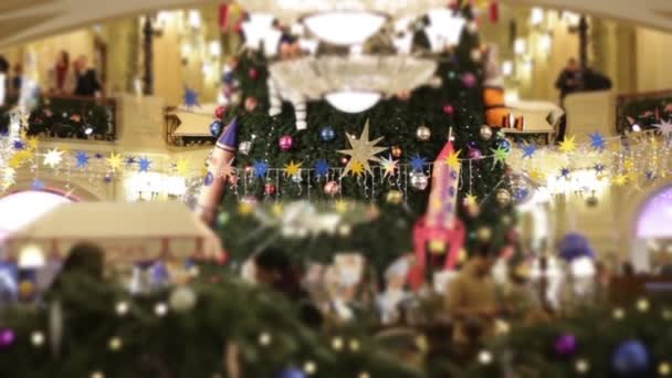 Überfülltes Restaurant Einkaufszentrum Neujahrsferien Großer Grüner Weihnachtsbaum Mit Riesigen Kugeln — Stockvideo