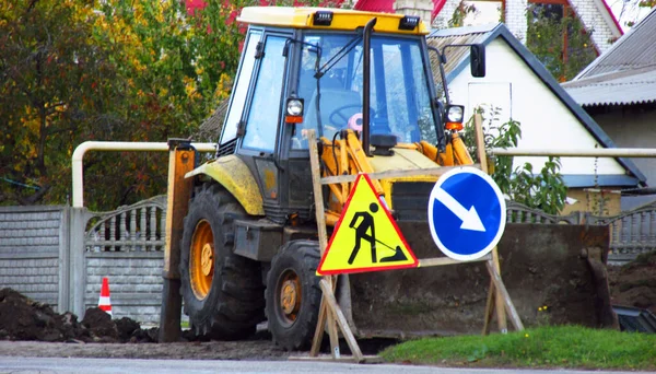 Ukrayna 'nın taşra kenti Volnyansk' ta fırtına suyu drenajı için tepsi kurulumu çalışmaları                               