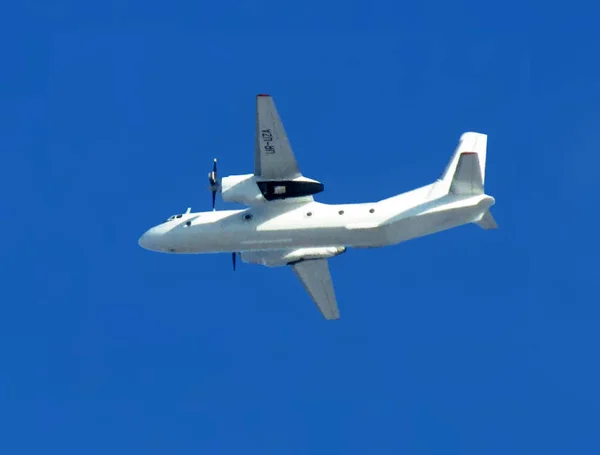 Ukrayna üzerinde gökyüzünde pervane düzlemi                               