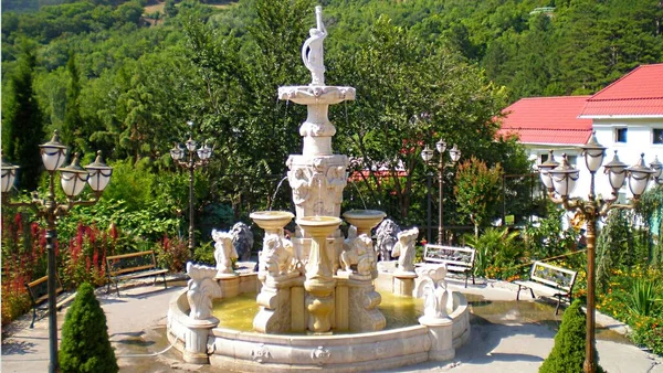 Majestic Fountain Yalta Zoo Fairy Tale Surrounded Natural Landscapes Crimea — Stock Photo, Image