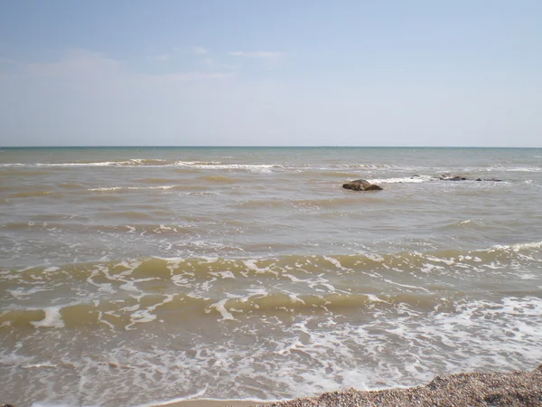 คลื่นบนทะเล Azov ( สิงหาคม 2015 ). — ภาพถ่ายสต็อก