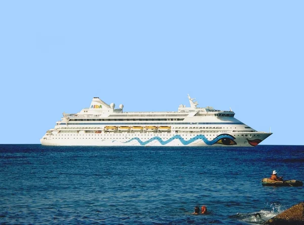 Cruise ship Aida comes in Yalta port. July 2011 — Stock Photo, Image