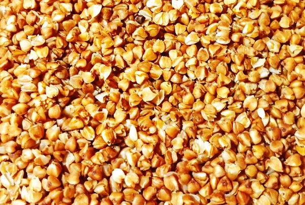 Pişmiş karabuğday tanelerinin yakın çekim makrosu.