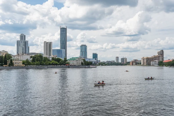 Єкатеринбург, Росія - 11 червня 2016: Вид на набережну пристані embank Ліцензійні Стокові Зображення