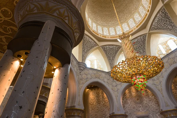 ABU DHABI, UAE - October 4, 2014: Sheikh Zayed Grand Mosque In — Stock Photo, Image