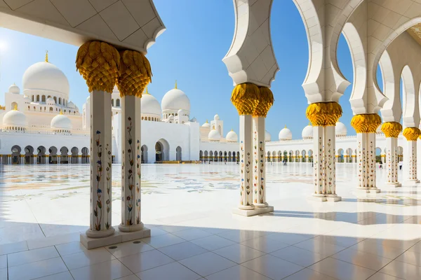 Scheich-Zayed-Moschee am 2. Oktober 2014 in Abu Dhabi — Stockfoto