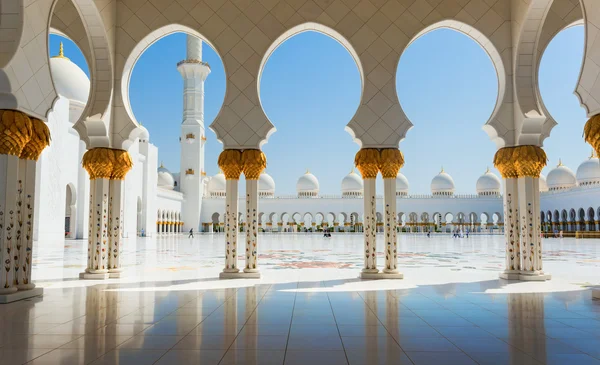 Scheich-Zayed-Moschee am 2. Oktober 2014 in Abu Dhabi — Stockfoto