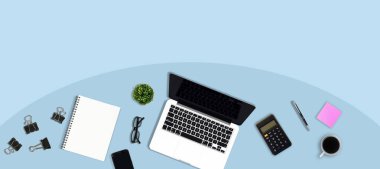 Ofis masası dizüstü bilgisayar, fare, ağaç, pembe ve sarı ataç, kahve fincanı, defter, kalem, beyaz arka planda siyah bardaklar ile düz bir görünüm sergiliyordu.