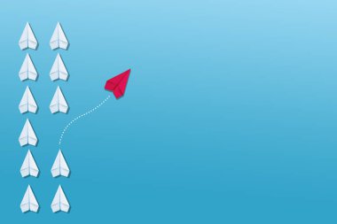 Tek yönlü kağıt uçak grubu ve farklı yönleri gösteren tek bir birey. Yeni fikirler için iş kavramı yaratıcılık ve yenilikçi çözüm.