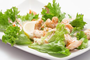 beyaz üzerine karides salatası