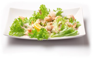 beyaz üzerine karides salatası