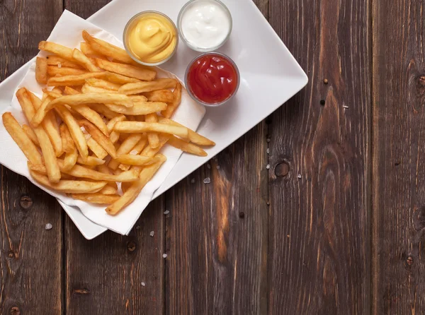 Pommes auf dem Tisch — Stockfoto