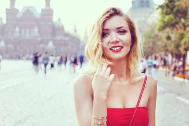 Beyaz etekli ve kırmızı bluzlu güzel bir kız. Parkta ve şehirde yürüyorum. Geçmişe dönük renklerle donatılmış