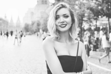 Beyaz etekli ve kırmızı bluzlu güzel bir kız. Parkta ve şehirde yürüyorum. Geçmişe dönük renklerle donatılmış