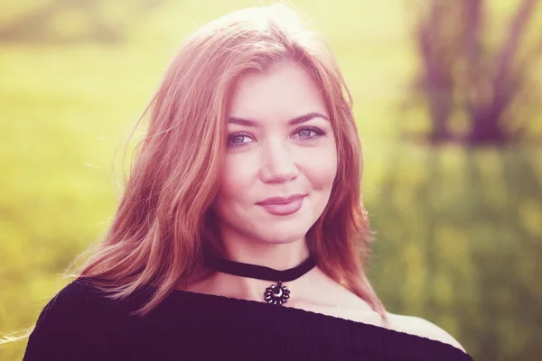 Meisje Met Rood Haar Een Zwarte Jurk — Stockfoto