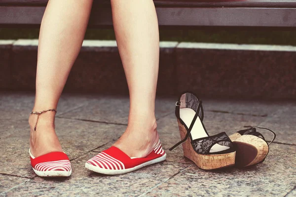 Das Mädchen Trug Schuhe Über Schuhen Hausschuhe Freiheit Für Müde — Stockfoto